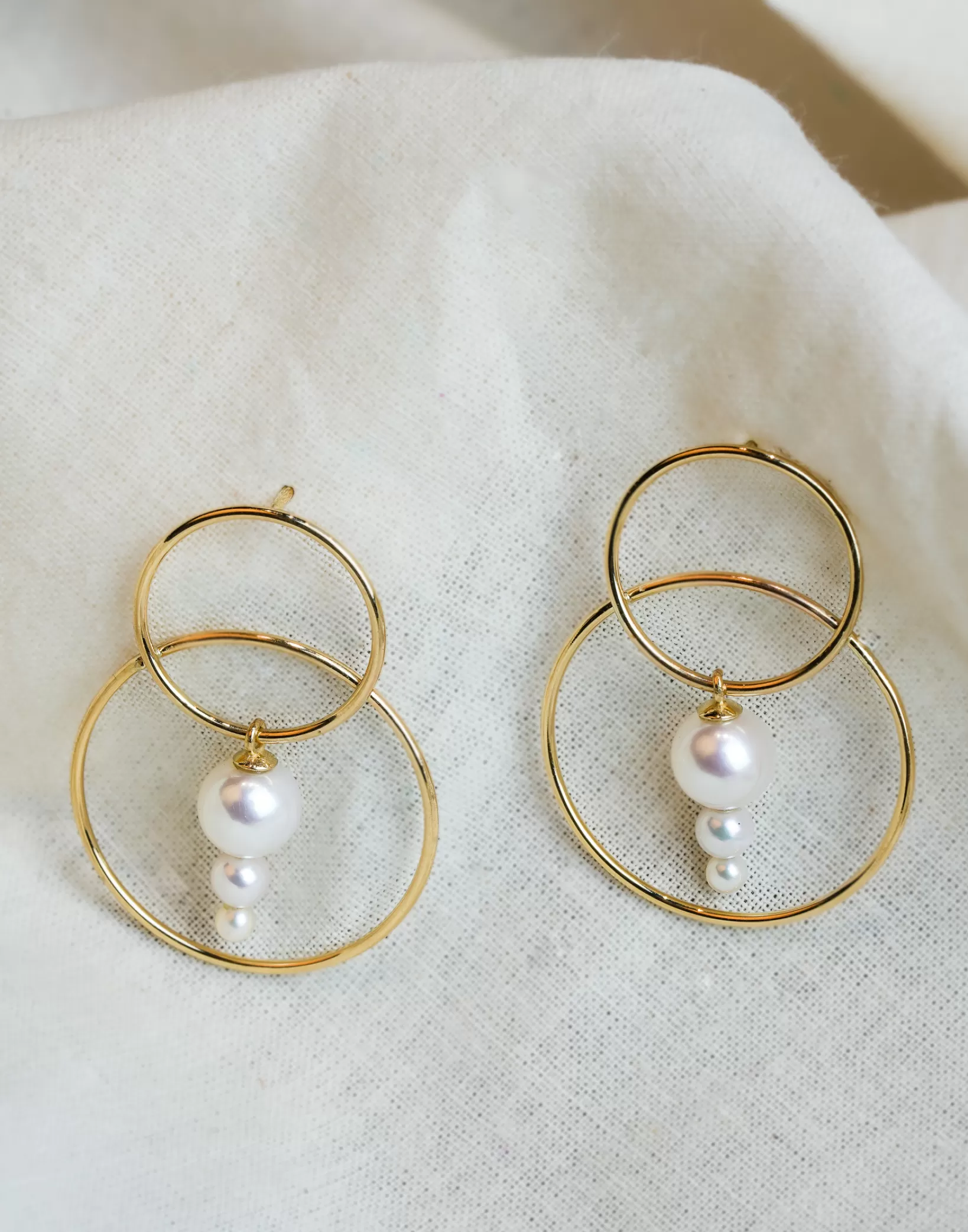 Online White Space White/Space Triple Pearl Scarpa Earrings